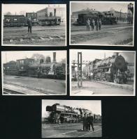 Gőzmozdonyok, 5 db vintage fotó Fekete György (1904-1990) budapesti fényképész hagyatékából, 5x7,8 cm és 6x8,8 cm