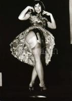cca 1968 Marilyn Monroe után szabadon.... szoldian erotikus felvételek egy magyar fotómodellről, 9 db vintage NEGATÍV, 36x24 mm