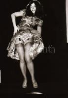 cca 1968 Marilyn Monroe után szabadon.... szoldian erotikus felvételek egy magyar fotómodellről, 9 d...