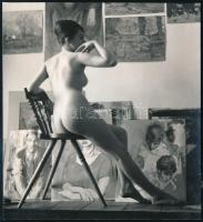 cca 1960 A festő aktmodellje, vintage fotó, 11,6x10,7 cm