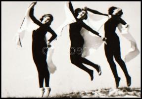 cca 1935 Mozgásművészeti kompozíció a szabadban, 1 db negatív felvétel, 4,6x4,7 cm