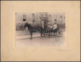 1930 Simonyi felvétele, az iskolából hazafelé, vintage fotó aláírva, datálva, 11,5x16,5 cm, karton 20,5x27 cm