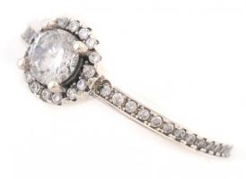 Ezüst(Ag) gyűrű, sok apró kővel díszítve, jelzés nélkül, méret: 58, bruttó: 2,2 g