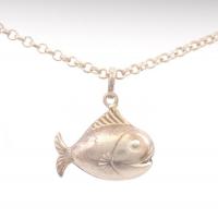 Ezüst(Ag) nyaklánc, halas medállal, jelzett, h: 42 cm, nettó: 6,9 g