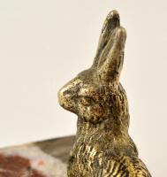 Réz nyuszi figura, jelzés nélkül, márvány talapzaton, m: 5 cm
