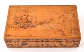 Díszes fa dobozka, rajta Brugge-t ábrázoló képpel, belül feliratozva, az egyik kis rekesznél hiánnya...