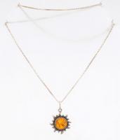 Ezüst(Ag) venezianer nyaklánc, borostyánnal díszített medállal, jelzett, h: 42 cm, d: 1,8 cm, bruttó: 4,2 g