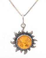 Ezüst(Ag) venezianer nyaklánc, borostyánnal díszített medállal, jelzett, h: 42 cm, d: 1,8 cm, bruttó...