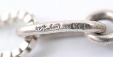 Ezüst(Ag) venezianer nyaklánc, borostyánnal díszített medállal, jelzett, h: 42 cm, d: 1,8 cm, bruttó...