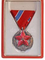 1951. Közbiztonsági Érem ezüst fokozata a karhatalom tagjai részére, ezüstözött Br kitüntetés mellszalagon, dísztokban T:2 NMK.: 553.