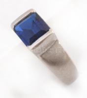 Ezüst(Ag) gyűrű, kék kővel, jelzett, méret: 54, bruttó: 5,1 g