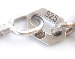 Ezüst(Ag) venezianer nyaklánc, ovális áttört medállal,  jelzett, h: 50 cm, 3,5×2,5 cm, nettó: 6,1 g