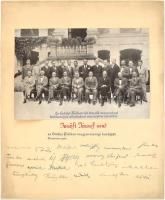 1935 Helikoni közösség néven ismert a romániai magyar írók és költők szabad íróközössége, amelynek fóruma az 1926 és 1944 között, évente egyszer, báró Kemény János névre szóló meghívására összeülő marosvécsi találkozó volt. Az 1935. évi találkozó emlékére készült az alábbi fényképes, és nyomdai aláírást tartalmazó emléklap, melyet elküldtek az Erdélyi Helikon magyarországi barátainak. Az emléklap összesen 24db aláírást tartalmaz, sorrendben: Kovács László, Bánffy Miklós, Dsida Jenő, Kemény János, Karácsony Benő, Járosi Andor, Tamási Áron, Moldován Gergely, Nyírő József, Ormos Iván, Kiss Jenő, Endre Károly, Szemlér Ferenc, Molter Károly, Kacsó Sándor, Ligeti Ernő, Szántó György, Makkai Sándor, Tavaszy Sándor, Maksay Albert, Kós Károly, Lakatos Imre, Kádár Imre. Jó állapotban. 35x29 cm