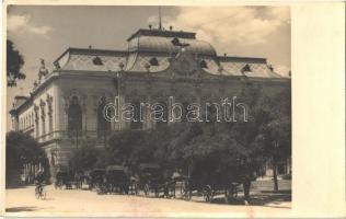 1935 Hódmezővásárhely, Hotel Fekete Sas szálloda és kávéház, konflisok, kerékpáros. Solti photo