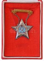 1951. Sztahanovista zománcozott fém kitüntetés dísztokban T:2