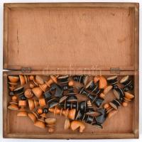 Régi fa sakk tábla és készület, sérült táblával, kopott figurákkal, egy figura sérült, 30x30 cm