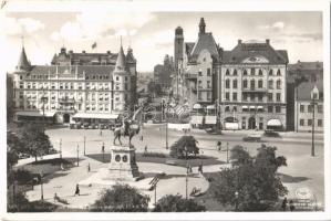 1939 Malmö, Stortorget med Karl X Gustavs staty och Hotell Kramer / square, monument, statue, hotel, shops, automobile. Fotografi Nordisk Konst