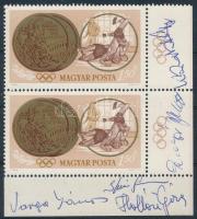 Birkózó csapat tagjainak aláírása tokiói érmesek bélyegen (pl. Varga János, stb.)