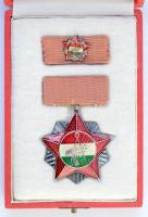 Vegyes ~30db-os szocialista jelvény tétel, nagyrészt eredeti tokban, miniatűrrel T:vegyes