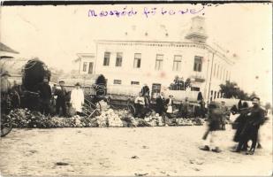 1940 Naszód, Nasaud; Fő tér, gyümölcs és zöldség piac / main square, fruit and vegetable market. photo (EK)