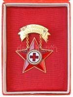 ~1970-1980. Magyar Vöröskereszt Kiváló Dolgozója zománcozott, aranyozott kitüntetés tokban T:2 kis patina