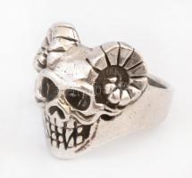 Ezüst(Ag) masszív halálfejes gyűrű, jelzett, méret: 68, nettó: 24,4 g