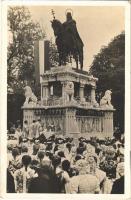 1942 Budapest I. Szabadtéri mise Szent István napján a Gyöngyösbokréta részére a Szent István szobornál