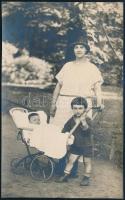 cca 1920-1930 Hölgy babakocsival és gyerekekkel, fotólap, 13×8 cm