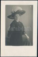 cca 1910 Kassa, kalapos hölgy portréja, fotólap, 13×9 cm