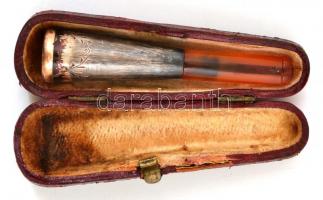 Ezüst és borostyán szipka tokjában 7 cm, összecsukható ezüst szivarvágó 14 cm