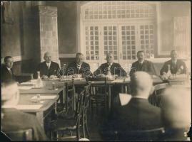 cca 1925 Balatoni egyesület gyűlése Balatonfüreden, a képen Malatinzsky Ferenc és Orczy Ferenc. pecséttel jelzett fotó sarokhiányokkal 24x18 cm