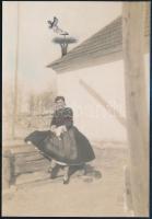 cca 1920 Népviseletes lány rajzolt gólyákkal 12x17 cm