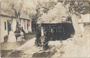 1906 Monok, előkelő társaság az udvaron. photo (Rb)