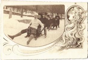 Szánkózó társaság, férfi síppal. Szecessziós fotó / Sledding people. Art Nouveau photo (EK)
