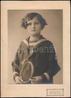 cca 1930 Teniszező kislány nagy méretű fotó Pfeiifer. 24x17 cm, kartonon