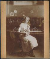 1911 Zenélő kislány kobozzal és zongorával 11x17 cm
