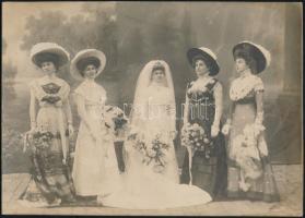cca 1910 Menyasszony és koszorúslányok díszes dámák 21x14 cm