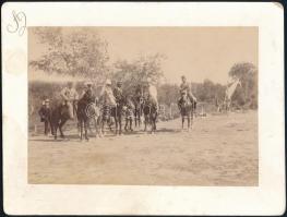 cca 1910 Expedíció lovas tagjai, fezes ember 16x11 cm kartonon