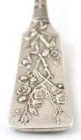 Ezüst(Ag) virágmintás címeres kanál, jelzett, h: 11,2 cm, nettó: 11,6 g