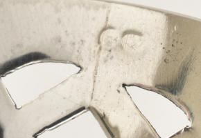 Ezüst(Ag) áttört ovális gyűrűtartó tálka, jelzett, 6,5×5,3 cm, nettó: 16,5 g