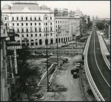 1980 Budapest, felszíni munkák és a felüljáró építése az egykori Marx (Nyugati) téren, fotó, 16×17 cm
