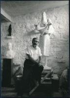 cca 1975 Borsos Miklós (1906-1990) szobrászművész műtermében, fotó, 18×13 cm