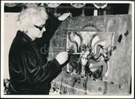 cca 1980 Szász Endre (1926-2003) képzőművész munka közben, fotó, 13×18 cm