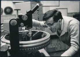 1976 Bakelit hanglemez készítése a dorogi hanglemezgyárban, hátoldalon feliratozott, publikált fotó, 12,5×17,5 cm