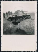 1938 A Toldi I. magyar fejlesztésű harckocsi terepteszten, háttérben a mérnökökkel, fotó, 8,5×6 cm