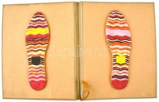 "Színikritikusok Díja" feliratú mappa, benne cipőlábnyom párral