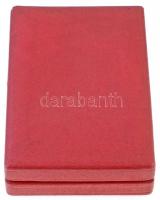 1957. "Szocialista Munkáért Érdemérem" zománcozott fém kitüntetés mellszalagon, szalagsávv...