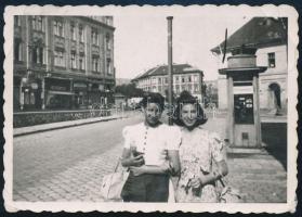 1940 Budapest, Széna tér hölgyekkel, feliratozott fotó, sarkán törésnyom, 6×8,5 cm