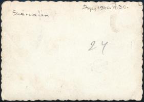 1940 Budapest, Széna tér hölgyekkel, feliratozott fotó, sarkán törésnyom, 6×8,5 cm