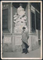cca 1940 Budapest, Teréz körút és Szondi utca sarka, ritka fotó a Szondi 2 apródja szoborról, ami a II. vh.-ban megsemmisült, és 1939-ben készült el, fotó, sarkán törésnyom, 8×6 cm